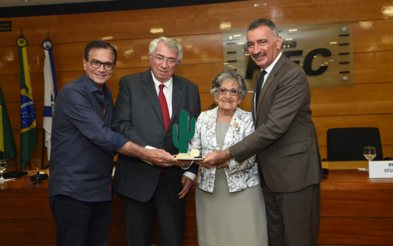 SEMA entrega Medalha Ambientalista Joaquim Feitosa ao empresário Roberto Macedo