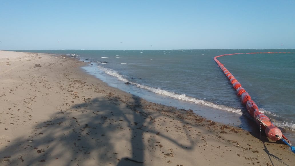 Barreiras para contenção da mancha de óleo são colocadas na foz do Jaguaribe
