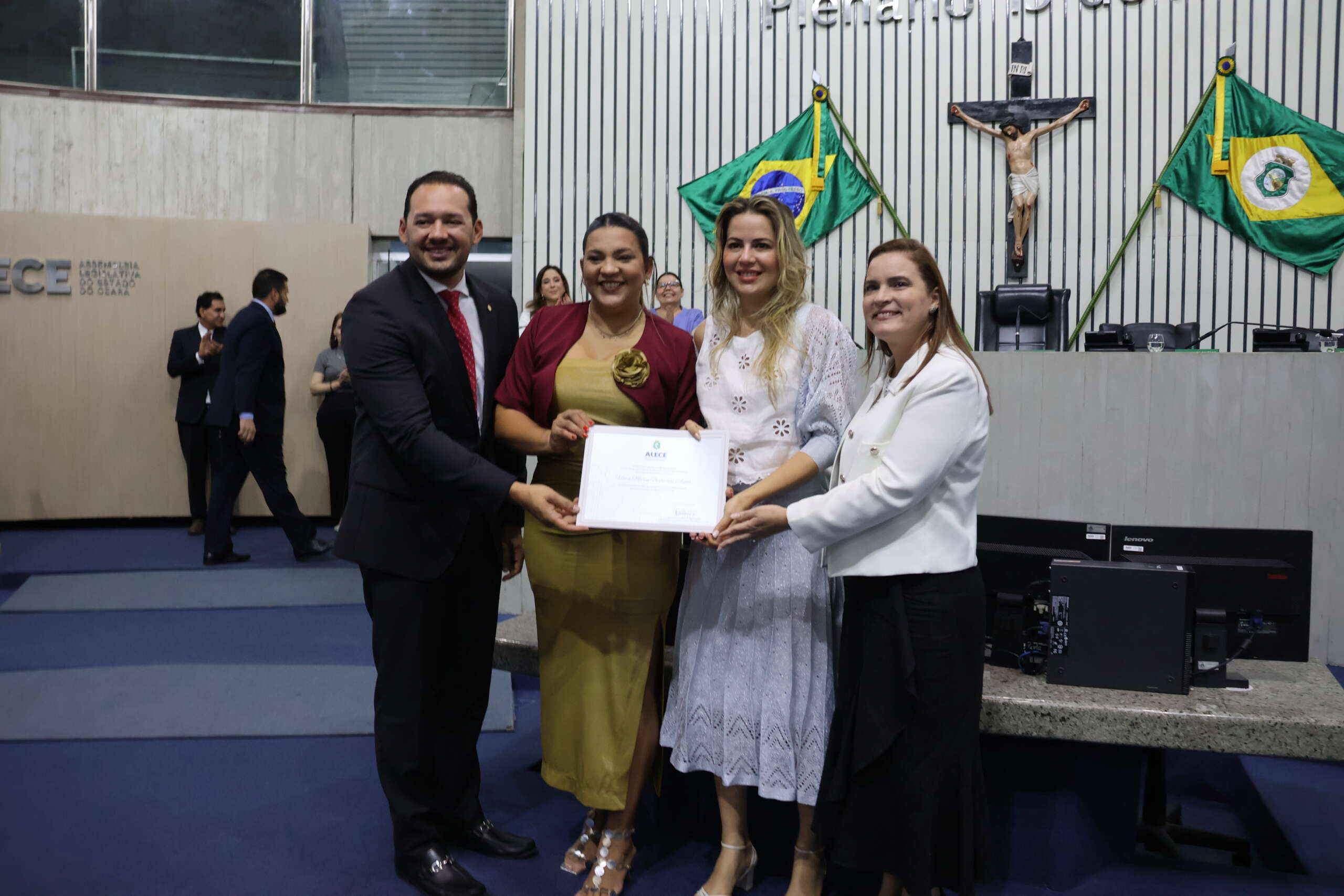 Secretária Vilma Freire homenageada na Assembleia Legislativa, em sessão solene que celebrou lideranças femininas