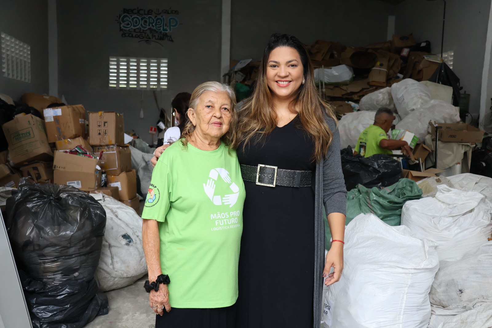 Titular da Sema visita o galpão da Socrelp no Pirambu e conversa com catadoras e catadores de recicláveis